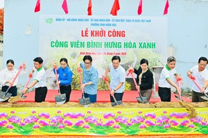  胡志明市领导与平兴和坊人委会领导共同举行平兴和绿色公园项目动工仪式。