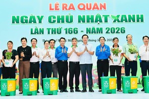 胡志明市市委常务副书记黎国峰向平兴和坊各居民赠送绿色盆栽。