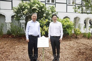 新加坡总理黄循财与党中央总书记、国家主席苏林在两国部分代表的见证下共同植树。