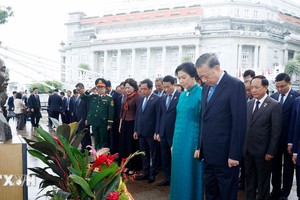 越南党中央总书记、国家主席苏林前往位于新加坡亚洲文明博物馆园区内的胡志明主席雕像和纪念碑敬献花圈。图自越通社