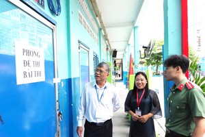 胡志明市教育与培训厅厅长阮文孝检查黎利初中考点试卷及答卷保管区域。