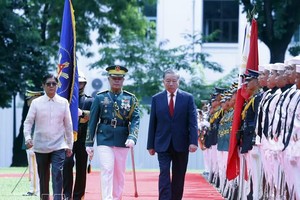 菲律宾总统费迪南德·罗慕尔德兹·马科斯与越南党中央总书记、国家主席苏林检阅仪仗队。图自越通社