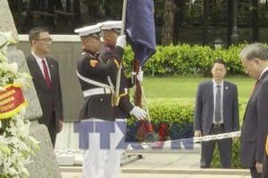 越南党中央总书记、国家主席苏林在位于首都马尼拉的菲律宾民族英雄何塞·黎刹纪念碑敬献鲜花。