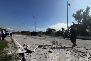这是6月8日菲律宾南哥打巴托省的一段国道因发生地震而出现裂缝。 新华社发（菲律宾新闻署供图）