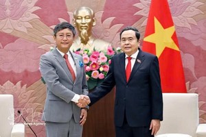 越南国会主席陈青敏会见印度新任驻越大使策林•旺楚克•夏尔巴。图自越通社
