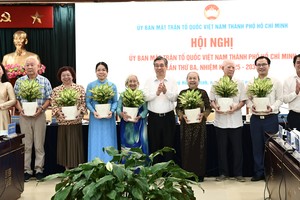 胡志明市市委副书记、市越南祖国阵线委员会主席阮福禄与市越南祖国阵线委员会领导向第一届胡志明市越南祖国阵线委员会委员赠送绿植（其中有市各少数民族文学艺术协会常务副主席张四妹）。
