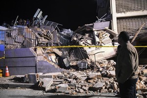 6月24日，救援人员在委内瑞拉首都加拉加斯的一处建筑废墟工作。 新华社发（马科斯•萨尔加多摄） 