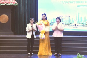 胡志明市市委副书记文氏白雪与范芳草同志颁奖给获得一等奖的选手范氏清璇。