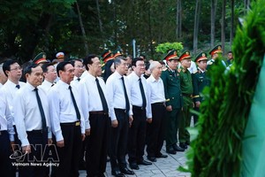 政府总理黎明兴在黎氏莲公园的已故总书记陈富雕像和英雄烈士纪念碑敬献花圈、上香。图：杨江/越通社。 