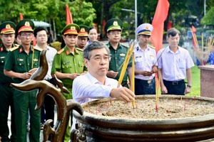 市委副书记阮福禄在杭阳陵园上香。图：文明