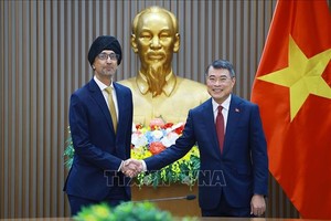 越南政府总理黎明兴会见新加坡驻越南大使拉杰帕尔•辛格。图自越通社