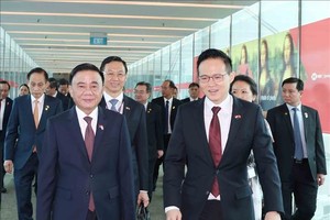 新加坡国防部政务部长朱倍庆前往机场迎接陈锦秀同志一行。图自越通社