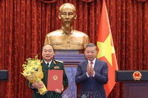 越南党中央总书记、国家主席苏林向黎光道授予上将军衔。 图自越通社