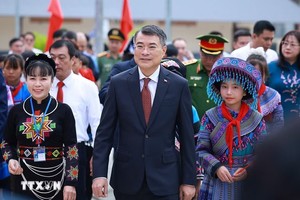 政府总理黎明兴出席位于老街省芒姜中小学中心会场的开学典礼。 图：越通社