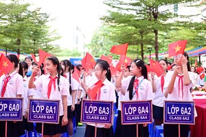 河内陈维兴初中学校学生参加开学典礼。 图：杜忠