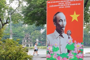 河内还剑湖周围装潢的国庆81周年庆祝海报。 图：越通社