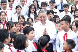 党中央总书记、国家主席苏林与学生们合影。