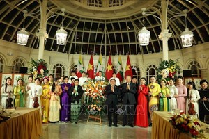 越南党中央总书记、国家主席苏林与夫人吴芳璃在河内设宴，隆重欢迎缅甸总统吴敏昂莱及夫人杜久久拉对越南进行正式访问。 图自越通社