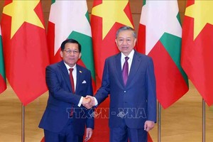 缅甸总统敏昂莱与越南党中央总书记、国家主席苏林合影。 图越通社