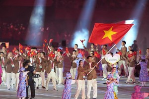 9月19日，越南体育代表团在开幕式上入场。 新华社发（吕小炜摄）