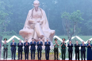 党中央总书记、国家主席苏林和各位代表出席“胡志明主席与祖国山河盛会”塑像落成仪式。图自越通社