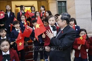 越南国会主席陈青敏会见在华越南侨胞。图自越通社