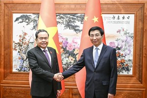 越南国会主席陈青敏与中国全国政协主席王沪宁。图新华社
