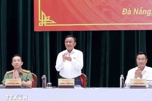 党中央书记处常务书记陈锦秀与岘港市选民举行见面会。图自越通社