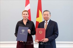苏林总书记、国家主席与梅特·弗雷泽里克森首相共同见证了两国各部委、机构和企业的合作文件交换仪式。图自越通社