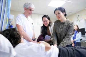 越南党中央总书记、国家主席夫人吴芳璃夫人走访比利时儿童大学医院。图自越通社