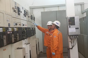 电力工人检查电力系统。
