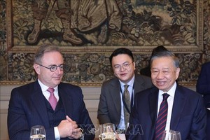 小范围会见结束后，越南党中央总书记、国家主席苏林出席比利时首相巴尔特•德•韦弗举行的会谈及招待会。图自越通社