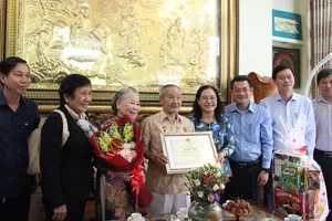 Đồng chí Nguyễn Thị Lệ thăm các cụ cao tuổi ở huyện Nhà Bè, quận 7