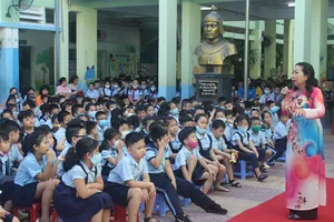 Luật sư Trần Thị Ngọc Nữ trò chuyện với học sinh Trường Tiểu học Nguyễn Huệ