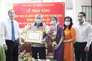Trao Huy hiệu Đảng cho đảng viên cao tuổi Đảng