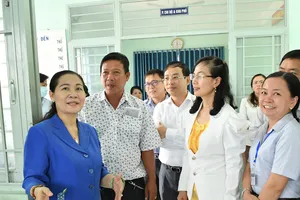 Chủ tịch HĐND TPHCM Nguyễn Thị Lệ  kiểm tra công tác bầu cử tại huyện Bình Chánh. Ảnh: VIỆT DŨNG