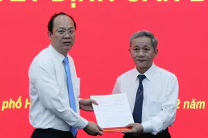 Đồng chí Nguyễn Hồ Hải trao quyết định cán bộ cho đồng chí Nguyễn Văn Nam. Ảnh: MAI HOA