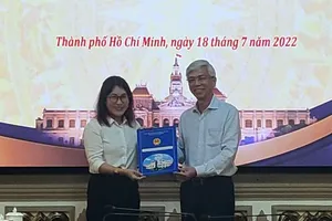 Bà Trần Hoàng Khánh Vân nhận quyết định cán bộ