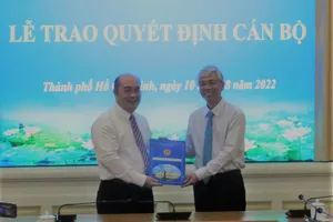 Ông Hồ Xuân Lâm (trái) nhận quyết định cán bộ