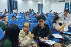 Hộ, cá nhân kinh doanh phường Phú Nhuận được hướng dẫn kê khai thuế theo quy định mới. Ảnh: M.HOA