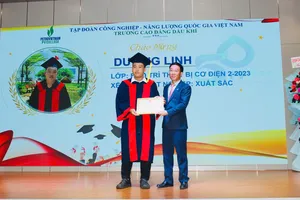 Ông Ngô Xuân Hưng trao Giấy khen cho học sinh tốt nghiệp loại Xuất sắc.