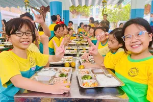 Học sinh hào hứng với bữa ăn bán trú do đơn vị mới tạm thời cung cấp.