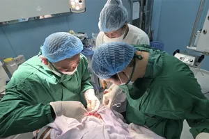 Các bác sĩ luân phiên đợt 3 công tác tại Côn Đảo và ê kíp gây mê đang tiến hành phẫu thuật cho bệnh nhân