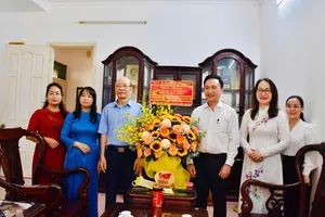 Phó Bí thư Thành ủy TPHCM Đặng Minh Thông thăm, chúc mừng NGƯT Lê Huy Luyện