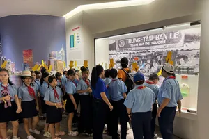 Học sinh tham quan Bảo tàng TPHCM