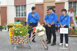 Thuyết trình sản phẩm được làm từ vật liệu tái chế