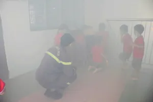 Trẻ mầm non thích thú khám phá xe chữa cháy, bình cứu hỏa