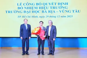 Hội đồng trường trao quyết định cho PGS-TS Nguyễn Bá Hoàng