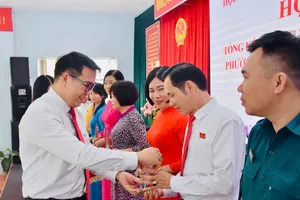 Đồng chí Nguyễn Chí Linh, Phó Bí thư Thường trực Đảng ủy phường Tam Thắng trao quà lưu niệm cho các đại biểu HĐND phường.