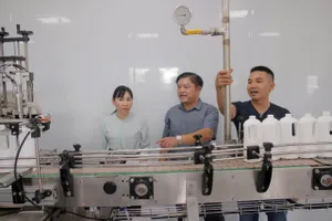 Chi cục Phát triển Nông thôn trao máy móc, thiết bị cho Hợp tác xã Đá Bạc Xanh.